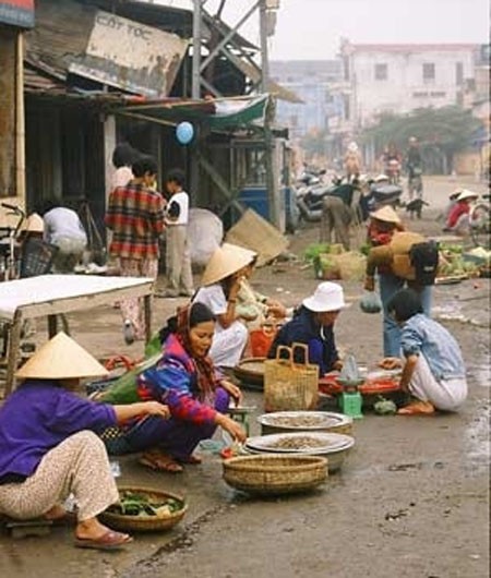 Trong ba ngày tết, tất cả các chợ đều nghỉ mua bán, chỉ có một chợ độc nhất đã mở đó là chợ Gia Lạc (Thừa Thiên Huế), đông vui chỉ trong ba ngày tết