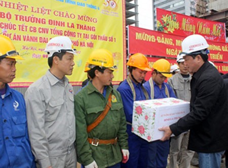 Bộ trưởng Đinh La Thăng tặng quà cán bộ, công nhân tại công trường thi công.