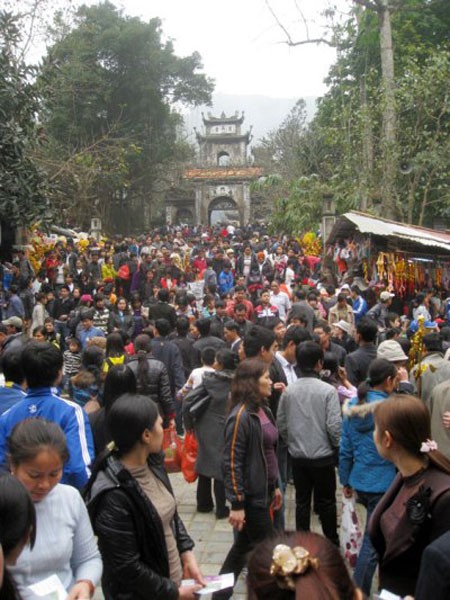 Hàng vạn người chen chân trẩy hội chùa Hương.