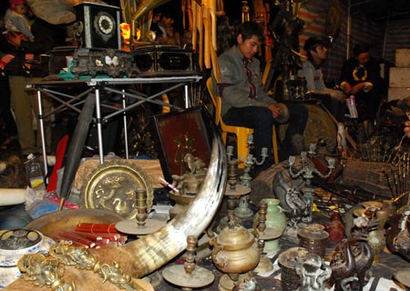 Đủ các món đồ cổ được bày bán trong phiên chợ Viềng năm 2011 vừa qua.