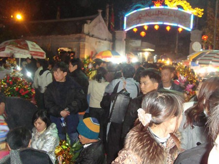 Dòng người đông đúc trong phiên chợ đêm duy nhất này.