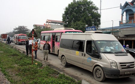Trong ngày mùng 6 Tết, trên đoạn quốc lộ 21 từ Nam Định về Phủ Lý đã bị ùn tắc nghiêm trọng do dòng xe đổ về quá đông.