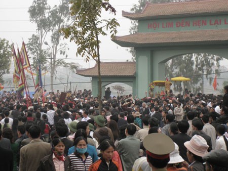 Ở khu vực cổng sân chính cũng là cảnh đông đúc người đi dự hội.