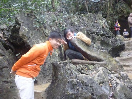 Tảng đá hình miệng con cá sấu thu hút rất nhiều bạn trẻ thích thú chiêm ngưỡng trước động cây Đăng.
