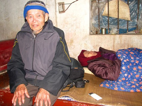 Ông bà Quý phải sống nhờ đình làng đã nhiều năm nay.