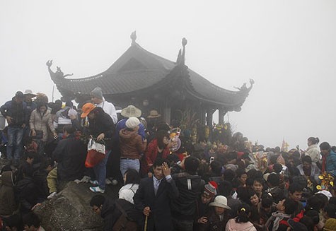 Dù nằm trên núi cao, nhưng rất nhiều người vẫn cố chen lấn để có thể được tận tay sờ tay vào chùa Đồng (Yên Tử).
