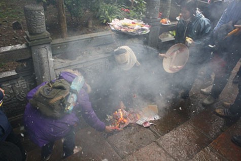 Mặc dù đã có qui đinh, nhưng rất nhiều người vẫn vô tư đốt vàng mã ngay trên sân ngoài khu vực chùa Hương.