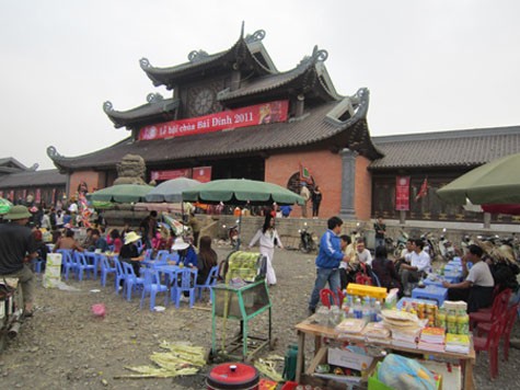Rất nhiều hàng quán mọc lên trong sân trước cổng chùa, tạo ra hình ảnh lộn xộn, không phù hợp với chốn thâm nghiêm chốn cửa Phật.