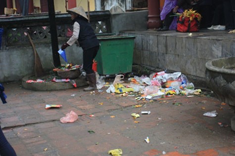 Ngay tại sân chùa Thiên Trù (chùa Hương), du khách vứt khách khắp nơi mặc dù có thùng rác gần đó.