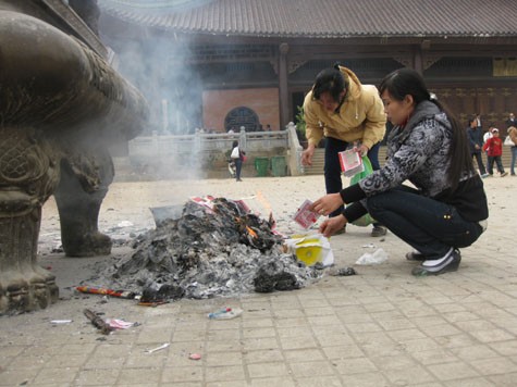 Cảnh đốt vàng mã như thế này vẫn thường xuyên diễn ra ở chùa Bái Đính.