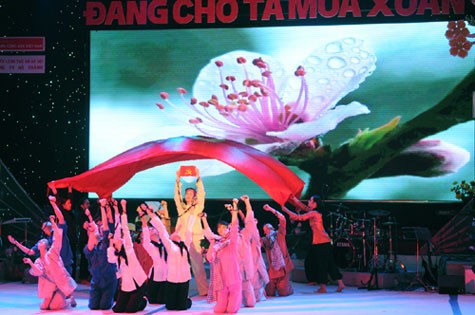 Màn múa "Phá xiềng" do tốp múa Nhà hát ca múa nhạc Việt Nam thể hiện.