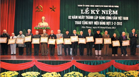 Lễ kỷ niệm và trao tặng huy hiệu dịp 82 năm thành lập Đảng ở Hải Phòng.