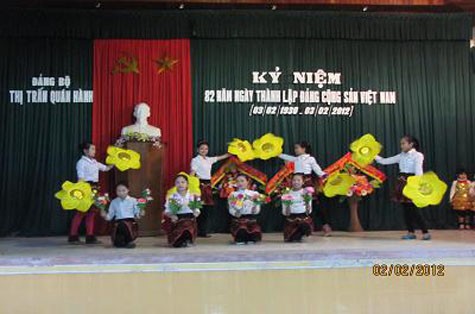 Các em thiếu nhi thị trấn Quán Hành (Nghệ An) múa hát mừng kỷ niệm 82 năm ngày thành lập Đảng