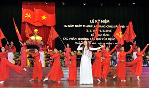 Sáng 1-2, Thành ủy - HĐND - UBND - Ủy ban MTTQ Việt Nam TPHCM tổ chức trọng thể lễ kỷ niệm 82 năm ngày thành lập Đảng Cộng sản Việt Nam (3-2-1930 – 3-2-2012). (Ảnh: SGGP).