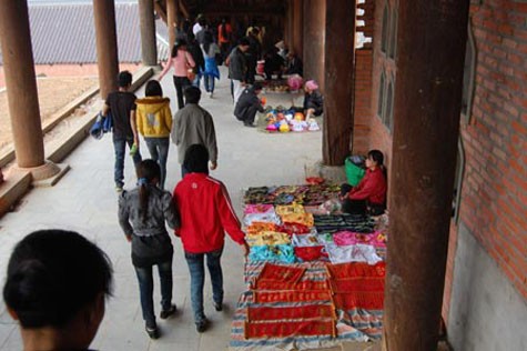 Hành lang chùa Bái Đính không khác gì một cái "chợ di động".