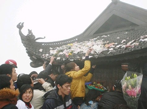 Người ta cũng đua nhau thả tiền lẻ lên mái chùa Đồng - Yên Tử.
