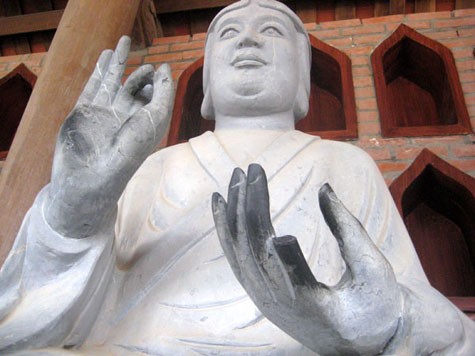 Theo nhiều người dân bán hàng cho biết, vào mùa lễ hội, không chỉ sờ, nhiều người vô ý thức còn "bẻ thử" cả ngón tay của pho tượng Phật ở chùa Bái Đính để về làm kỷ niệm. (Ảnh: bee.net.vn chụp vào tháng 2/2011).