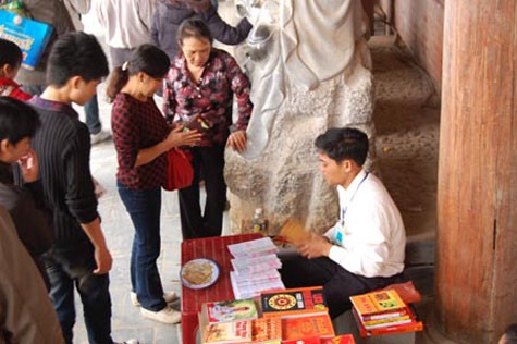 Rất nhiều người còn chiếm dụng ngay khu vực cạnh các pho tượng ở chùa Bái Đính để bán sớ, sách mê tín dị đoan.