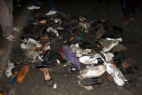 Rất nhiều người đã bị mất giày, dép trong cảnh chen chúc.