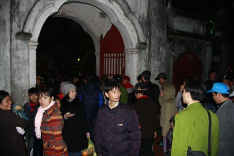 Đúng 20 giờ, các lực lượng của ban tổ chức đã tiến hành mời toàn bộ người dân trong khu vực đền ra ngoài để chuẩn bị cho các nghi lễ tế.