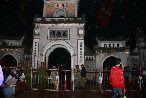 Ngay phía trước cổng đền một chốt an ninh cũng được lập với hàng chục công an, dân phòng làm nhiệm vụ.