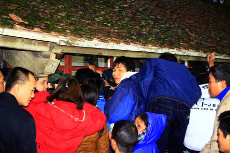 Chen lấn nhau để xin được 1 tấm ấn đền Trần năm 2012.