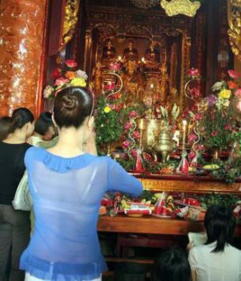 Không biết với chiếc áo "trong suốt" đi lễ chùa thế này thì liệu thần, Phật nào dám chứng cho những lời cầu của người phụ nữ này?.
