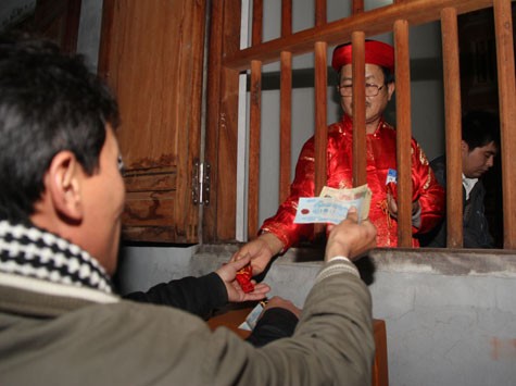Để nhận được 2 gói lương phát ở đền Trần Thương (Hà Nam) vào đêm ngày 14 (tức ngày 5/2), vị khách này phải bỏ ra 40.000 đồng