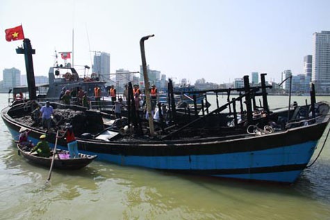 Hiện trường vụ cháy tàu cá trên sông Hàn.