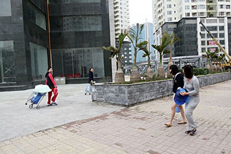 Người dân tòa nhà thuộc loại hiện đại nhất Hà Nội nô nức rủ nhau đi xin nước (Ảnh: Dân trí).