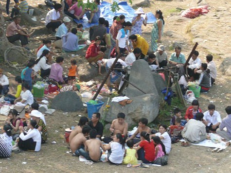 Ăn uống nhếch nhác, nhiều thanh niên còn cởi trần ngồi ăn dưới chân núi thuộc di tích lịch sử núi bà Đen (Tây Ninh)