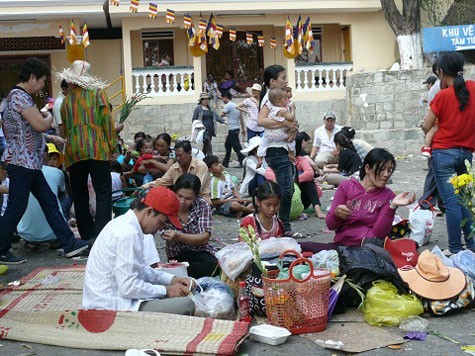 Cảnh ăn uống nhếch nhác diễn ra ngay trước cửa chùa bà Đen (Tây Ninh).