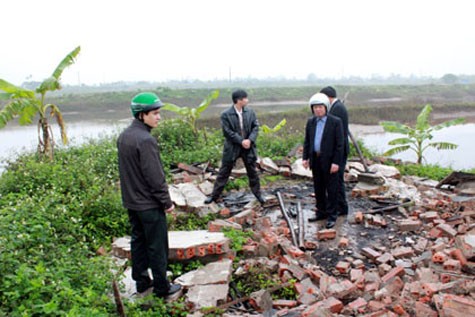 Đoàn công tác Hội Nông dân thăm, làm việc tại ngôi nhà và tài sản bị phá hủy tại đầm của ông Đoàn Văn Vươn nuôi trồng thủy sản vào chiều 02/2. (Ảnh: Dân trí).