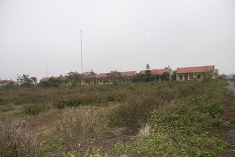 Dự án của Tổng đội TNXP trong tình trạng bị bỏ hoang, gây lãng phí hàng chục tỉ đồng cạnh khu đầm của ông Vươn. (ảnh: VNN).