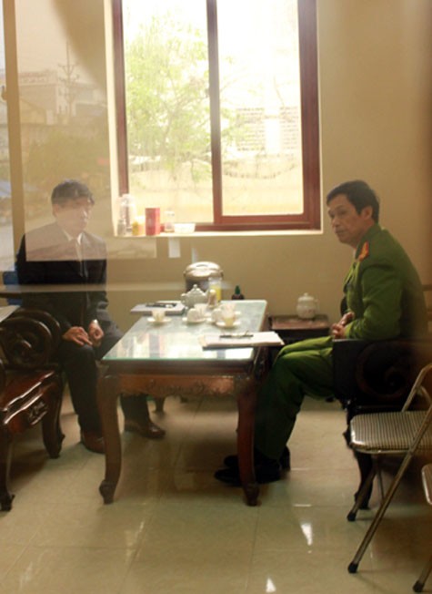 Cũng sáng 9/2, tại trụ sở UBND huyện, điều tra viên cơ quan CSĐT đã tiến hành làm việc với ông Hiền và ông Khanh.