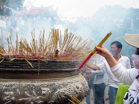 Hương cắm chi chít, khói nghi ngút nơi cửa chùa Vĩnh Nghiêm (Tp Hồ Chí Minh).