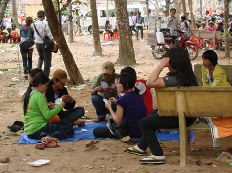 Không ít người thiếu ý thức, tụ tập đánh cờ bạc ngay trong khu vực chùa Thiên Ấn (Sơn Tịnh, Quảng Ngãi)