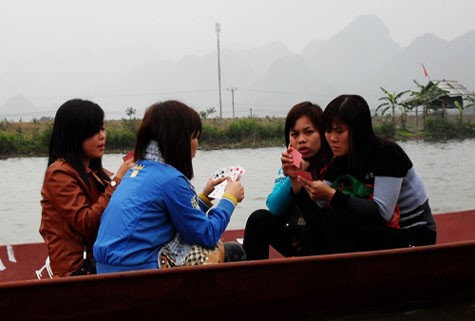 Không chỉ đàn ông, những người phụ nữ này cũng ngang nhiên "đỏ đen" trên đò từ suối Yến dẫn vào chùa Hương.