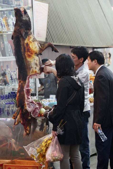 Thịt thú rừng được bán công khai ở trong khu vực đường dẫn vào chùa Hương.