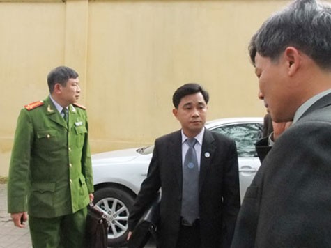 Luật sư Nguyễn Việt Hùng (giữa) đã có mặt tại Trại tạm giam Công an TP Hải Phòng vào chiều nay, 14-2 để tiếp xúc với bị can Đoàn Văn Vươn. (ảnh: SGGPO)