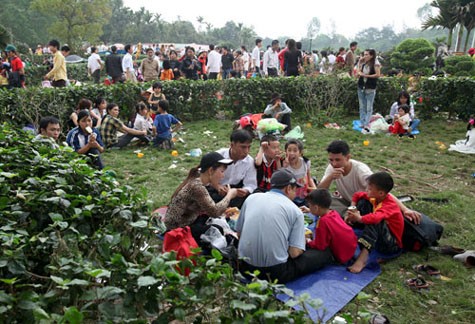 Nhiều người thiếu ý thức ăn uống bừa bãi trong khu vực đền Hùng năm 2011.