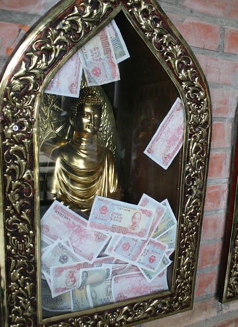 Tiền lẻ ngập trong ô tượng Phật ở chùa Bái Đính