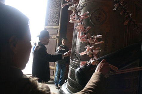 Nhiều người dân thiếu ý thức nhét cả tiền lẻ vào dây treo chuông đồng tại chùa Bái Đính (Ninh Bình).