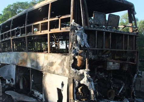Hiện trường vụ cháy, chiếc xe khách hiệu Hoàng Long mang BKS 16L-3423 vào ngày 23/8/2011 (ảnh: Báo an ninh thủ đô)