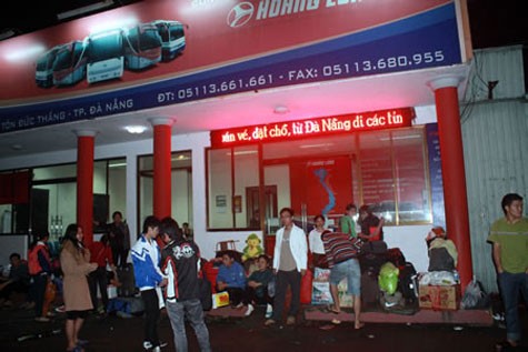 Hành khách trên chuyến xe Hoàng Long BKS 16L-3445 chờ tại Văn phòng Đà Nẵng vào đêm ngày 15/1/2012, trong tình trạng bị bỏ đói.