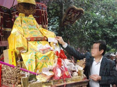 Một số người dự hội thiếu ý thức đã gài tiền lẻ lên cả “áo gấm” của vị Thần tổ linh thiêng tại làng Mộ Trạch - “làng Tiến sĩ” thuộc xã Tân Hồng, huyện Bình Giang, tỉnh Hải Dương.