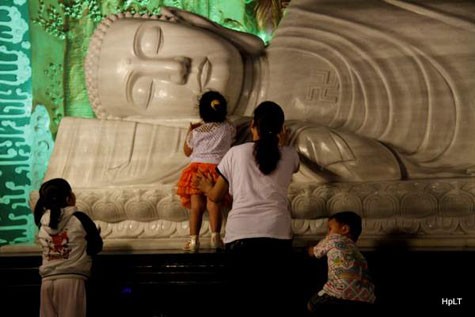 Một vài người thiếu ý thức còn bế cả con đưa lên để sờ bằng được tượng Phật để lấy may.