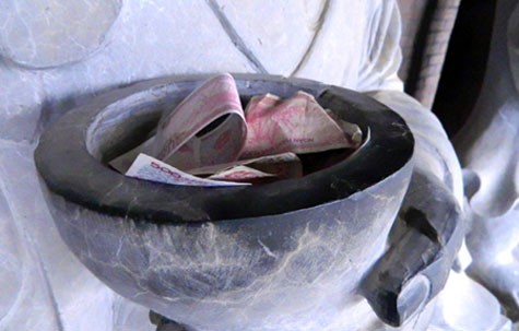 Chiếc bát của vị La Hán ở chùa Bái Đính đầy tiền lẻ do không ít người thiếu ý thức đặt vào.