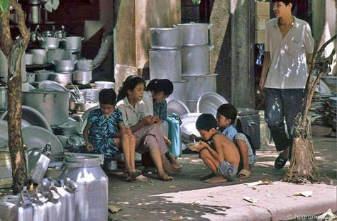 Cảnh những đứa trẻ túm tụm trước hiên nhà vào mỗi buổi trưa hè là điều thường thấy ở Hà Nội những năm 90.