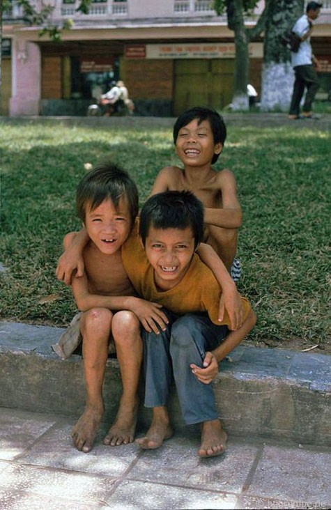 Những nụ cười tươi của các cậu bé trong một công viên.